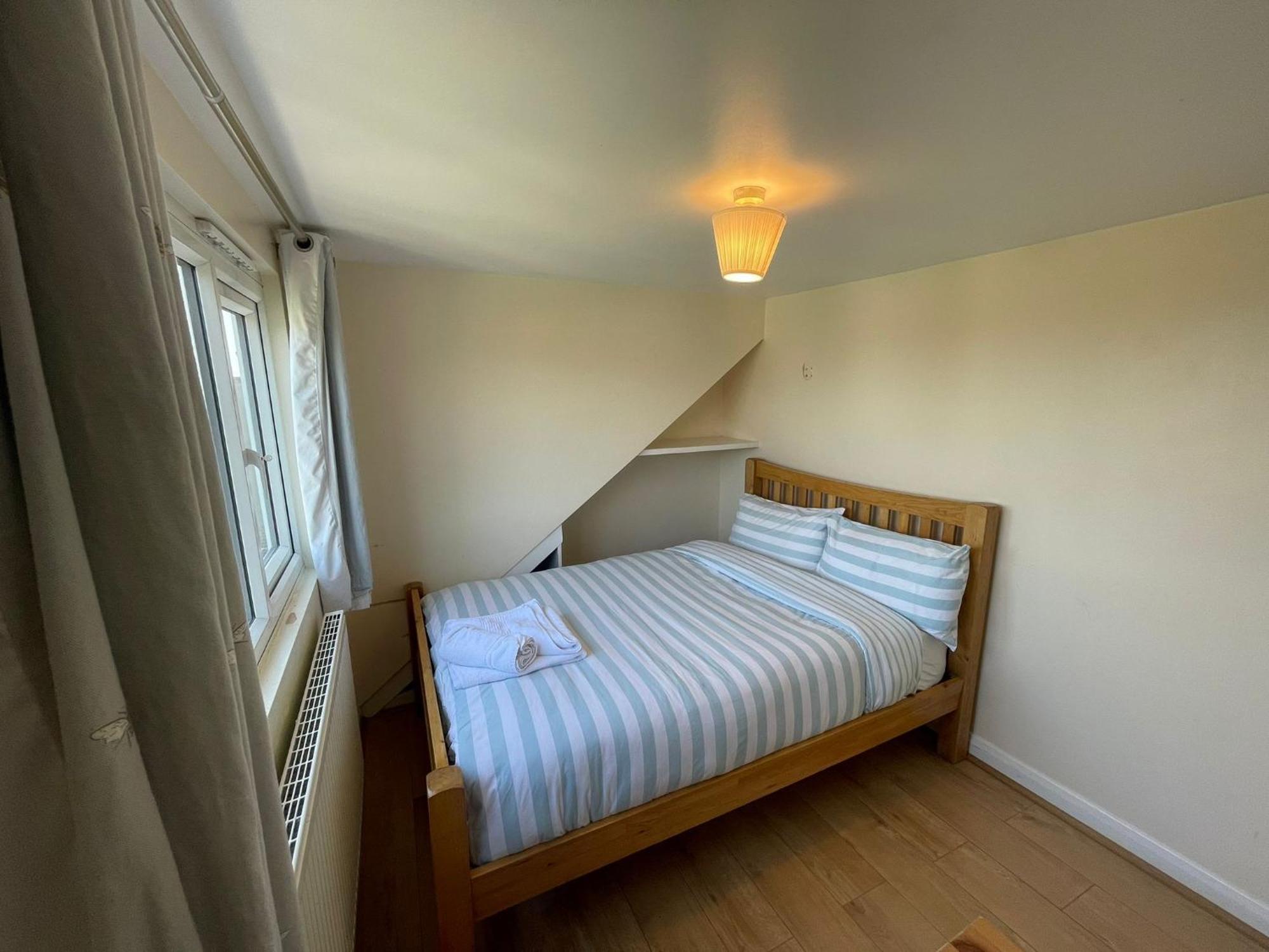 Velvet Hotel Whetstone Екстериор снимка